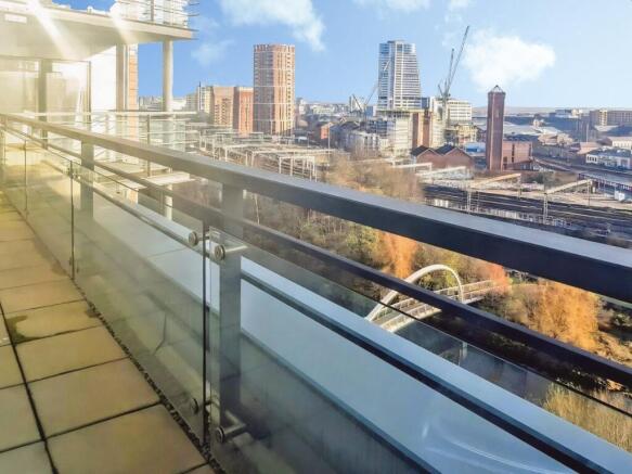 2 bed Flat to rent Image 12