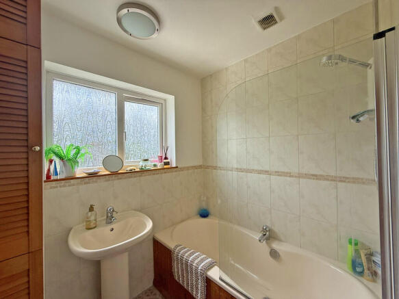 4 bed Semi-Detached for sale Image 11