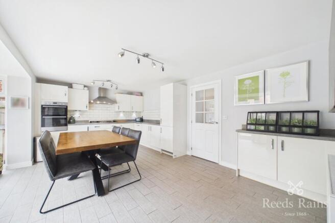4 bed Detached for sale Image 6