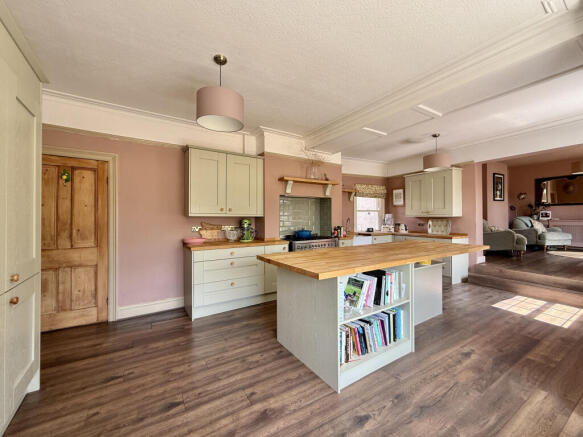 4 bed Detached for sale Image 10