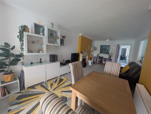 LOUNGE/DINING ROOM