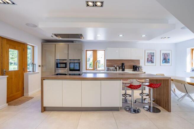 5 bed Detached for sale Image 6