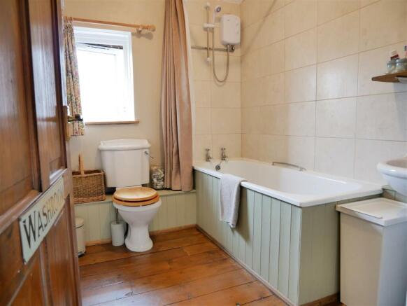 FAMILY BATHROOM