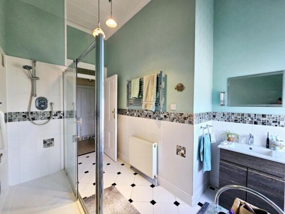 2 bed Flat for sale Image 7