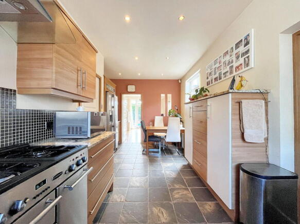4 bed Detached for sale Image 8