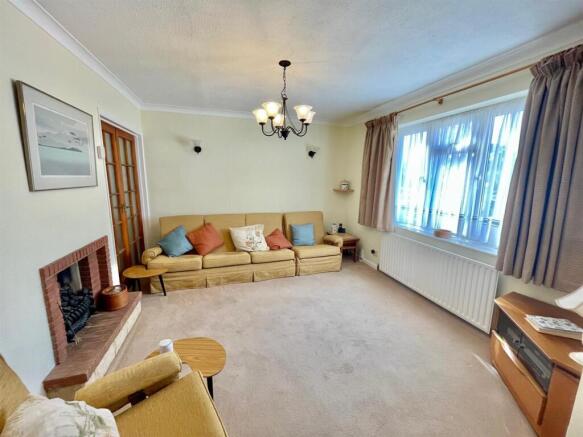 24 Skimpans Close Lounge.jpg