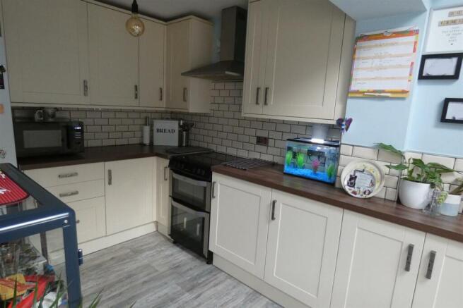 'L' SHAPED FAMILY KITCHEN