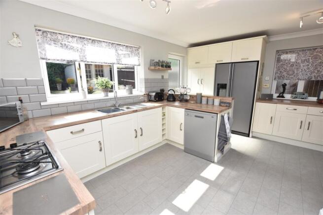 KITCHEN/SITTING ROOM