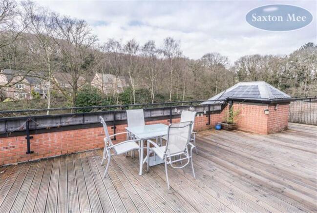 LARGE SOUTH FACING BALCONY