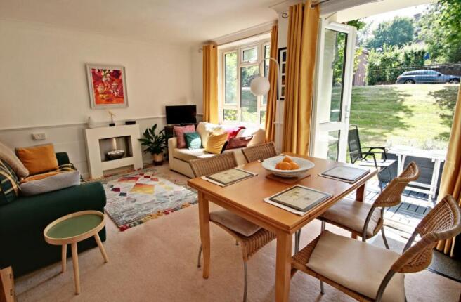 Flat 1 Kinnaird House - Reception-windows new1