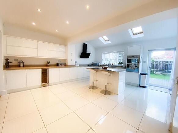 Kitchen/ Dining Room