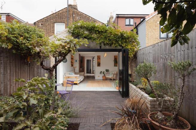 Daisy Road, E18