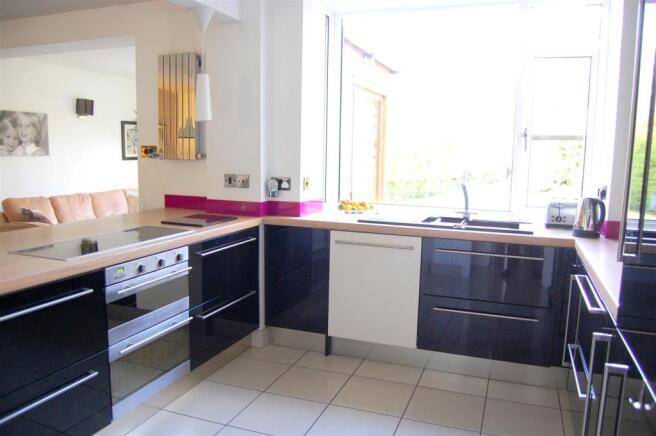 KITCHEN/DINING AREA