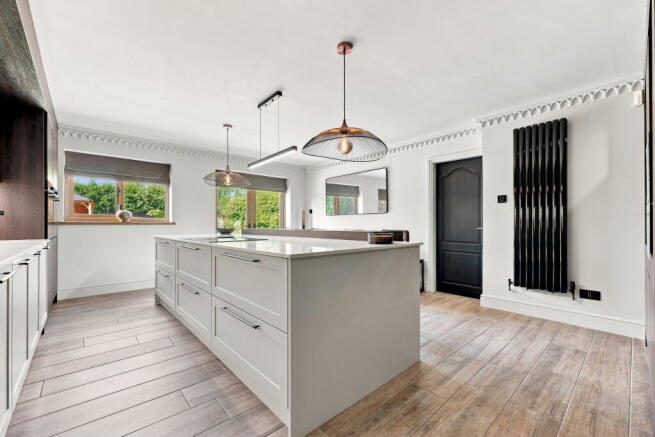 4 bed Detached for sale Image 8
