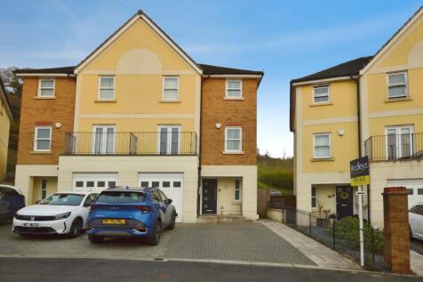 Darwin Crescent, The Willows, Torquay, Devon