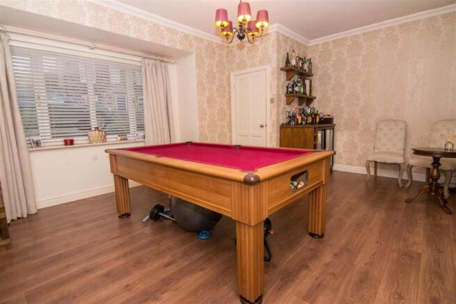 LOUNGE/GAMES ROOM
