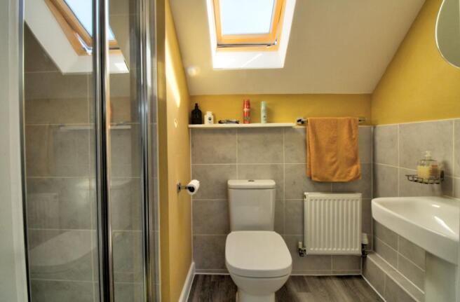 Ensuite to main bedroom