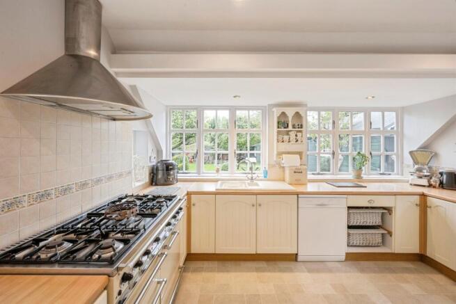 6 bed Semi-Detached for sale Image 8