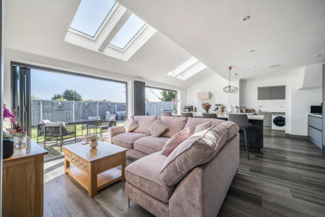 Volunteer Road, Theale, Reading, Berkshire, RG7