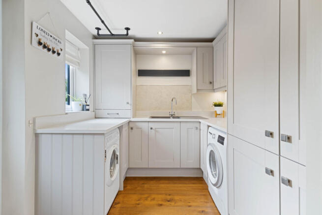 5 bed Detached for sale Image 8