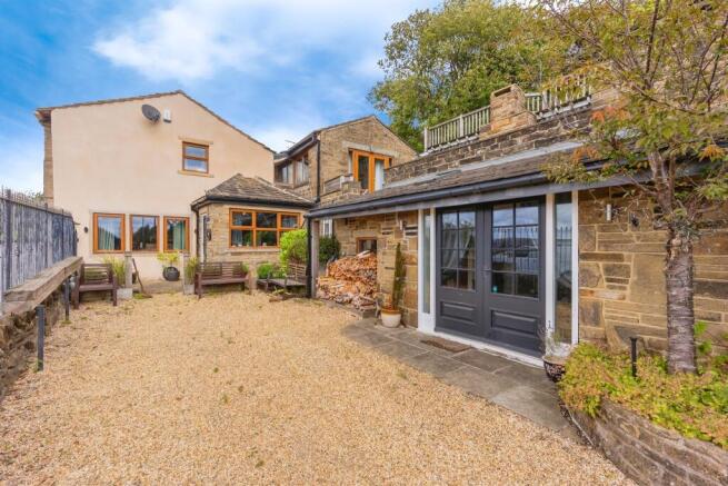 6 bed Detached for sale Image 11