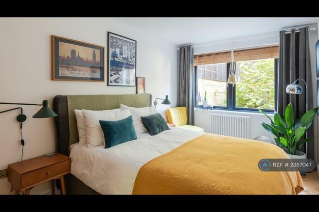 King-Size Bedroom With Cosy Feel 