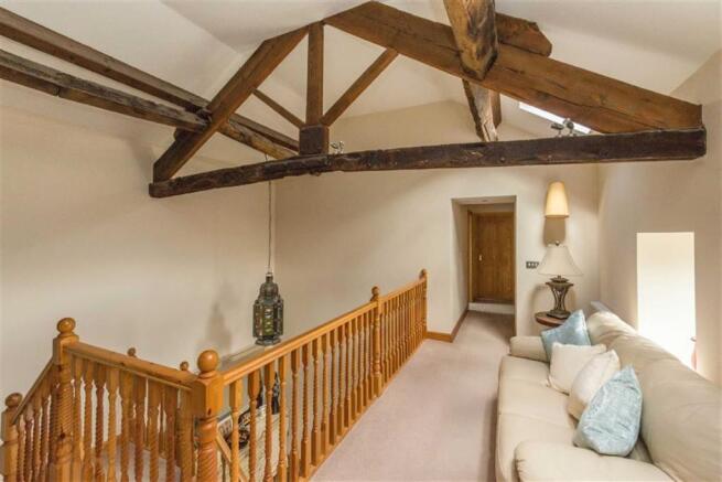 SPACIOUS FIRST FLOOR LANDING