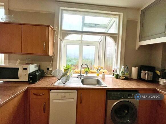 3 bed Semi-Detached to rent Image 4
