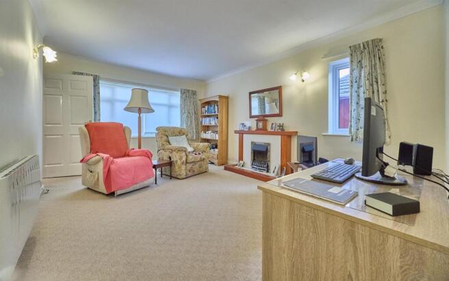 Lounge to Rear