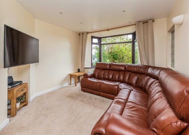 5 Dimmingsdale Road-lounge.jpg