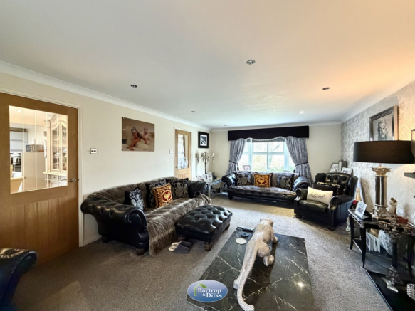 6 bed Detached for sale Image 7
