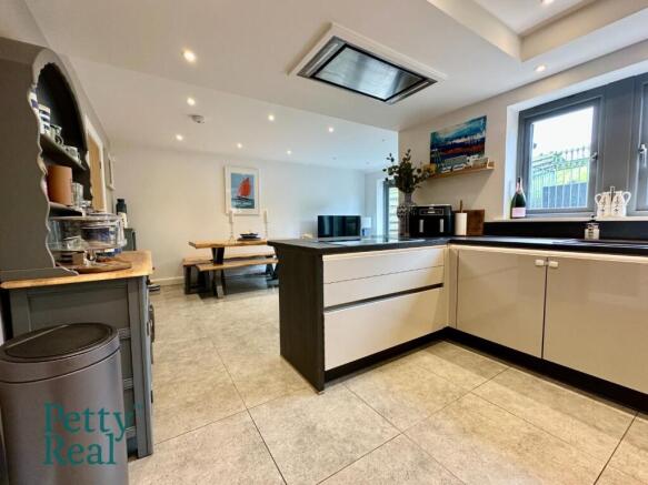 3 bed Semi-Detached for sale Image 9