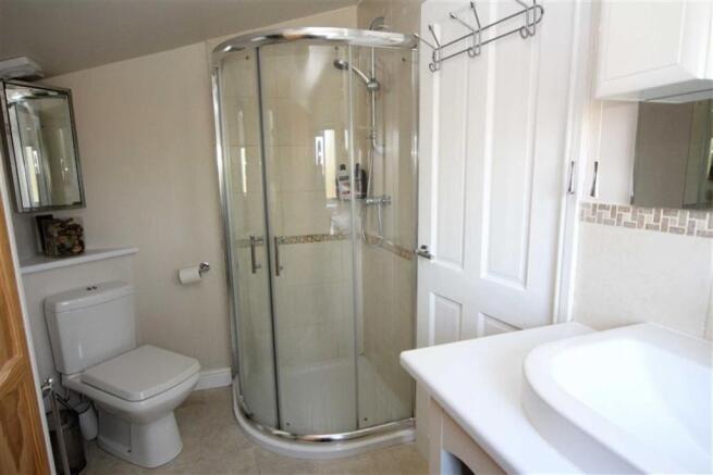 EN-SUITE SHOWER ROOM