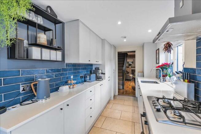 KITCHEN / DINING