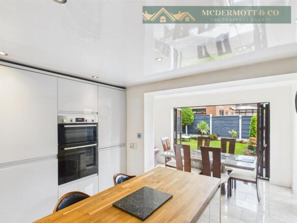 4 bed Detached for sale Image 9