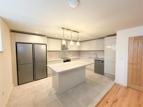 5 bed Apartment to rent Image 5