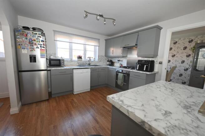 4 bed Detached for sale Image 8