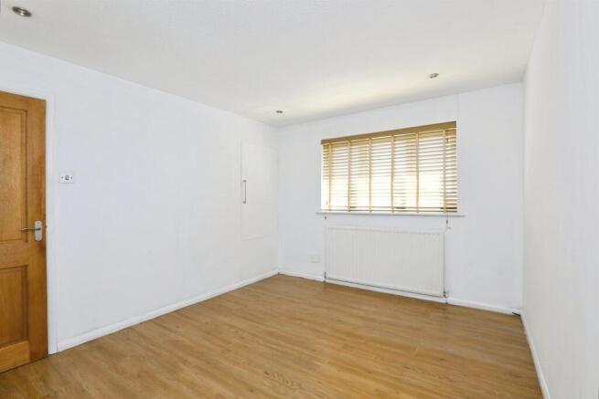 2 bed Ground Flat for sale Image 7