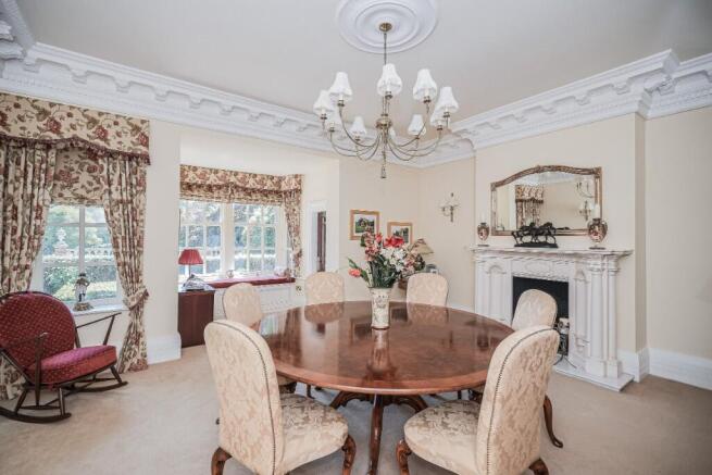 5 bed Detached for sale Image 9