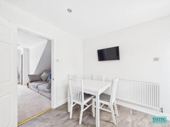 3 bed Semi-Detached to rent Image 9