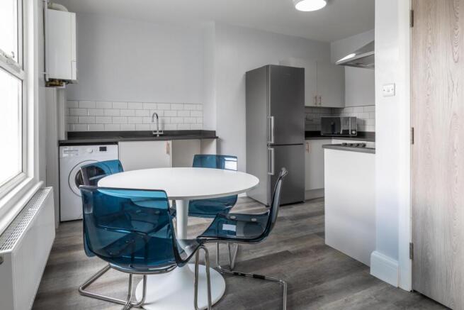 4 bed Flat to rent Image 4