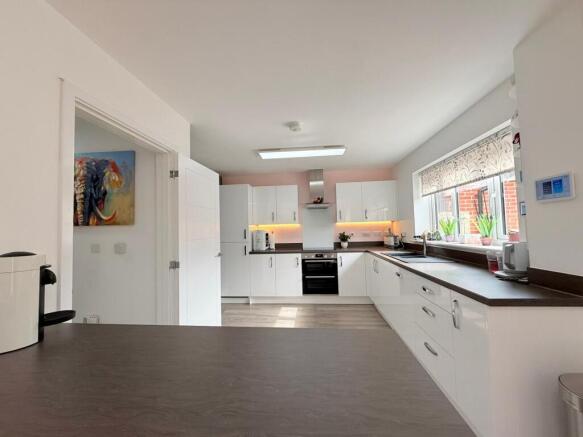 Brook Close, Lyneham, Chippenham, SN15 photo 4