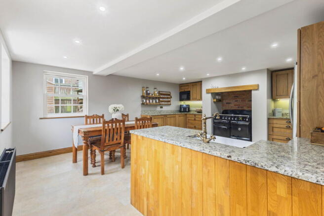 4 bed Detached for sale Image 8