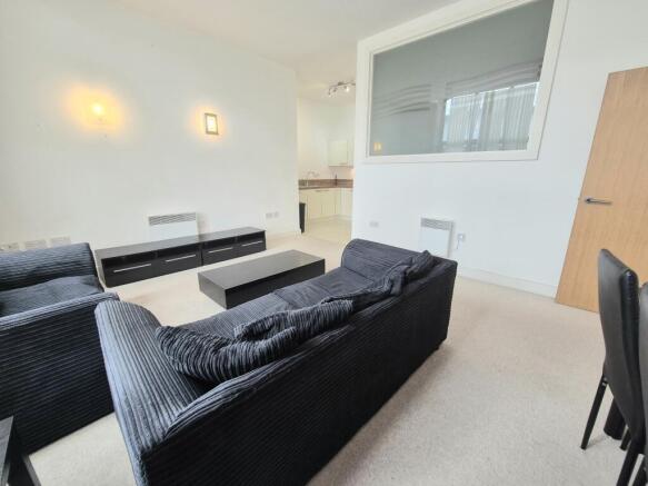 3 bed Apartment to rent Image 8