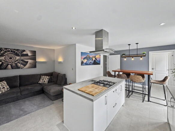 4 bed Detached for sale Image 8