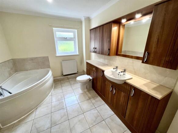 PRINCIPAL BATHROOM