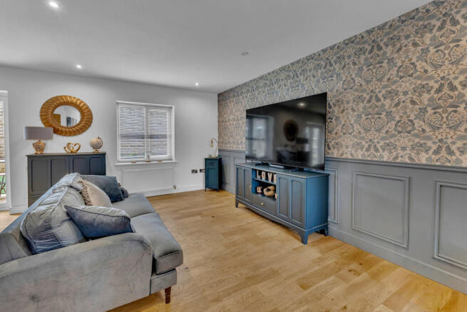 5 bed Detached for sale Image 8
