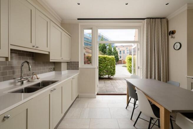3 bed Terraced to rent Image 6