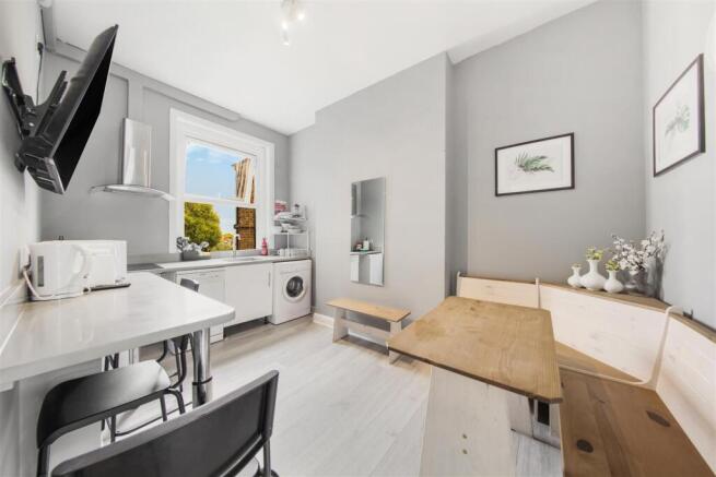 Lounge/modern fitted kitchen