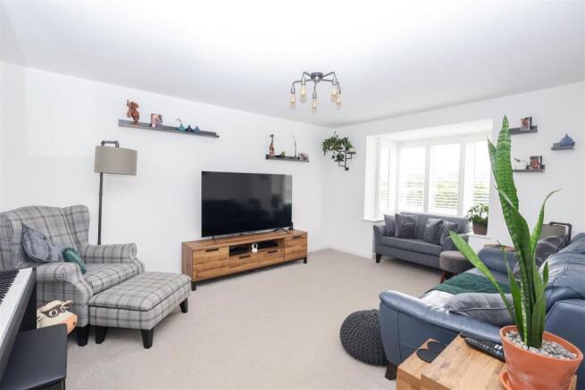 4 bed Detached for sale Image 3